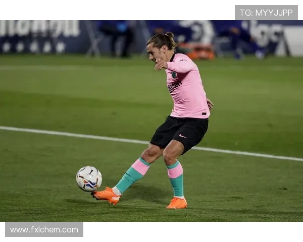 塞雷佐调侃草坪 阿尔瓦雷斯闪耀